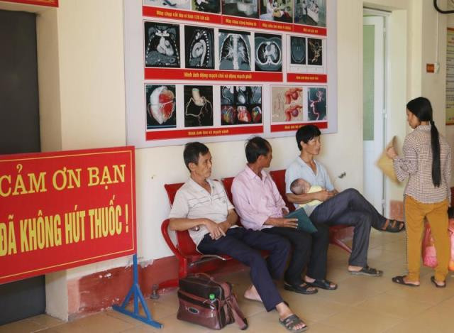 Các pano cảnh báo về tác hại của thuốc lá được treo tại các cơ sở y tế tập trung đông người đi lại