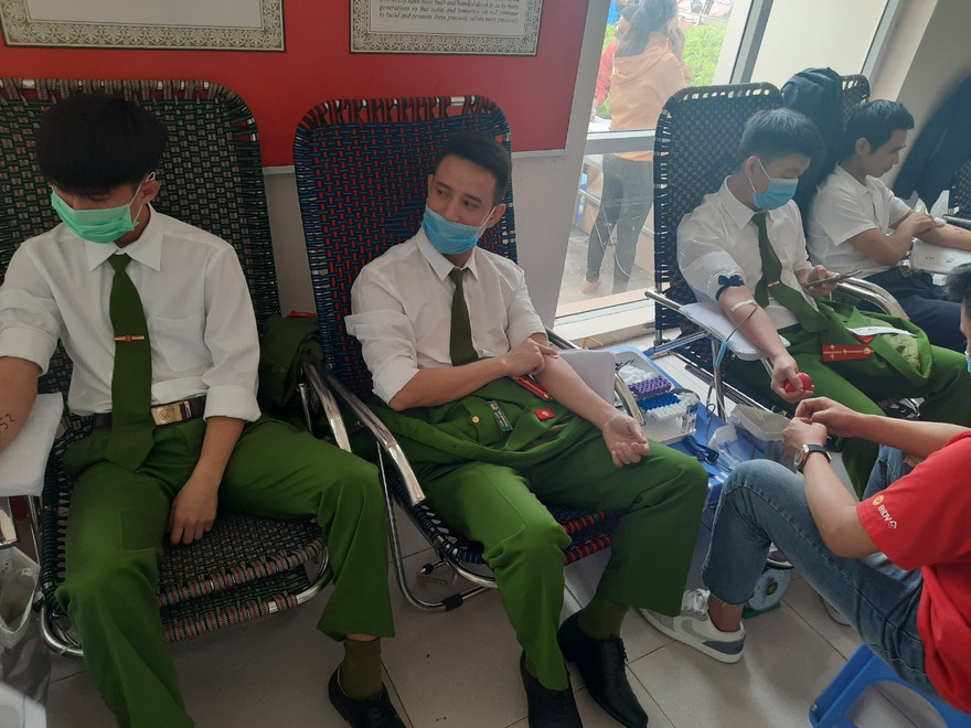 Gần 200 cán bộ, chiến sỹ công an tỉnh Thanh Hoá tham gia ngày hội Chủ nhật Đỏ