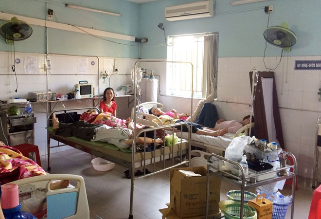 Gần 200 công nhân nhập viện sau khi ăn cơm hộp