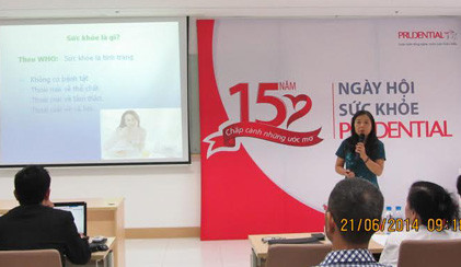 Bác sĩ Lê Bạch Mai, Phó Viện trưởng Viện Dinh dưỡng Quốc gia tại ngày hội sức khoẻ của Prudential.