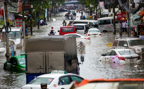 Taxi 'bơi' trên đường Phan Huy Ích (quận Tân Bình) sáng 26/11. Ảnh: Quỳnh Trần