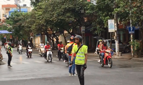  Đoàn "phượt thủ" chặn xe giữa ngã tư một thời gian dài khiến nhiều người bức xúc. (Ảnh cắt từ clip)