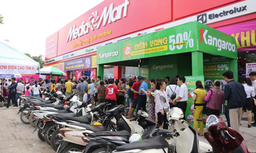 Chen chân tại siêu thị điện máy mới khai trương trong ngày Vàng