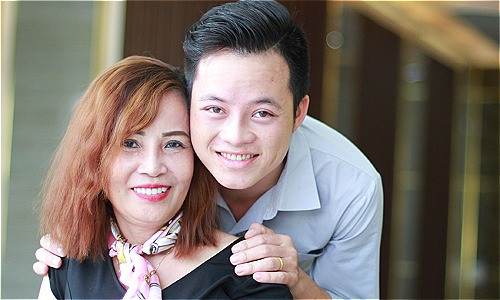 Chị Sao hơn chồng 3 giáp. Chị vừa mạnh tay chi hơn 200 triệu xuống Hà Nội làm răng sứ hôm 3/11 để được trẻ đẹp hơn. Cương cũng đi theo chờ vợ. Ảnh: P.D.