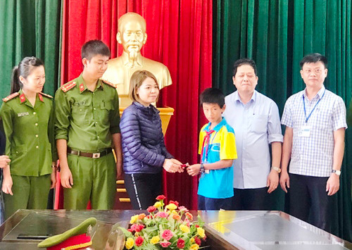 Dũng trả lại túi vàng cho người đánh rơi. Ảnh: Hoàng Tân