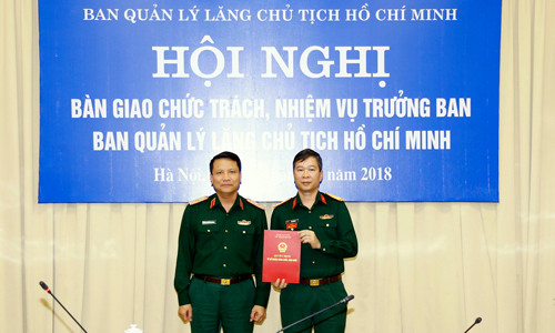Thiếu tướng Nguyễn Văn Cương, Trưởng ban Ban Quản lý Lăng, Tư lệnh Bộ Tư lệnh Bảo vệ Lăng trao quyết định của Thủ tướng Chính phủ cho Đại tá Bùi Hải Sơn.