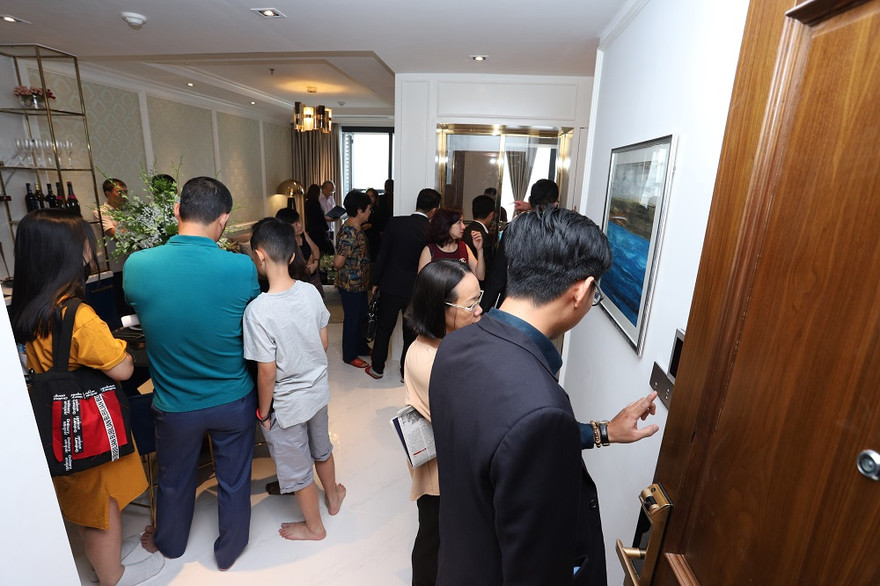 Đông đảo khách hàng đến tham quan nhà mẫu The Grand Manhattan Q.1