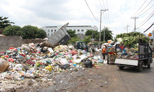 Rác sau khi thu gom bị trộn lẫn với nhau, không phân loại. Đây là một trong những nguyên nhân khiến người dân không mặn mà với phân loại rácẢnh: Sỹ Đông