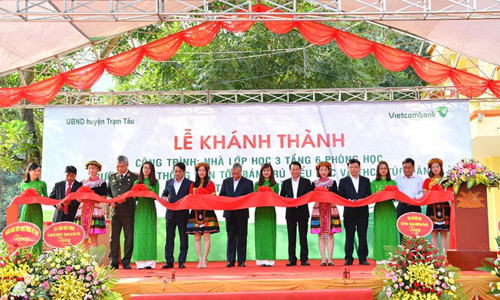 Các đại biểu tham gia cắt băng khánh thành công trình nhà lớp học xã Túc Đán, huyện Trạm Tấu, tỉnh Yên Bái