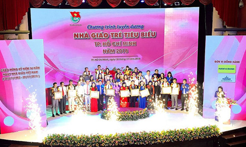 Nam A Bank dành hơn 300 triệu đồng gồm hiện kim và quà tặng trao cho 248 thầy cô đang công tác tại TP.HCM