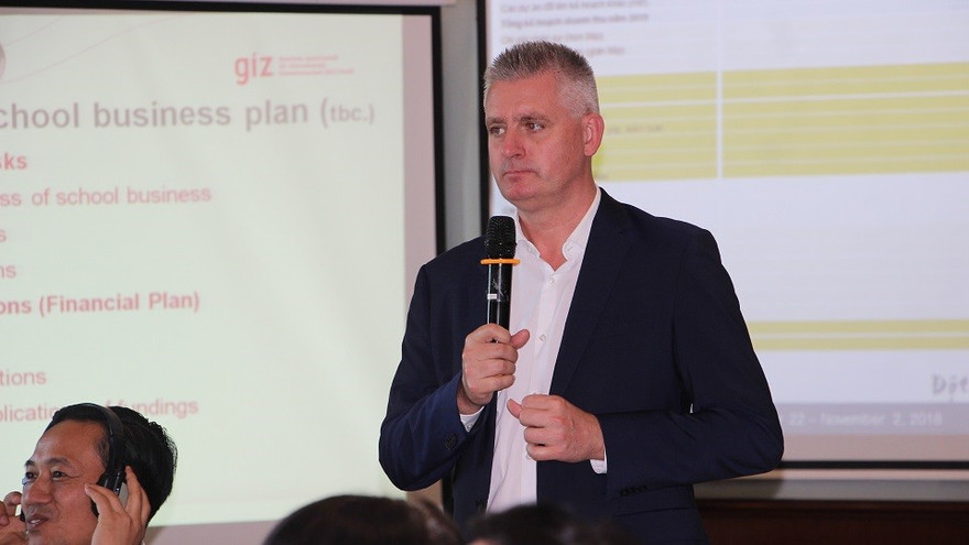 GS.TS Gebhard Hafer, hiệu trưởng trường BBW University of Applied Science (Đức) trình bày tại Hội thảo