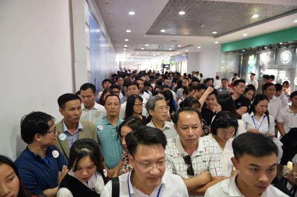 Dòng người xếp hàng chờ đợi vào xem căn hộ mẫu VinCity Ocean Park