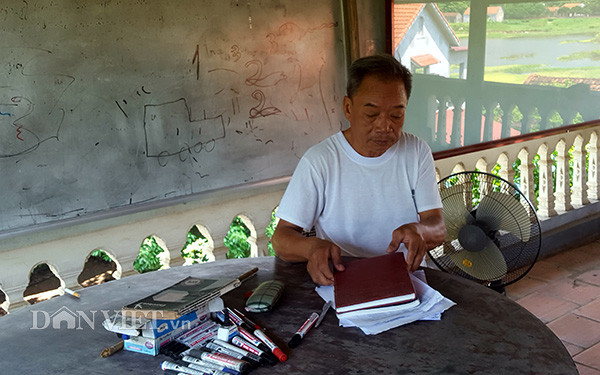 Nơi lớp học của thầy trò nằm trên tầng thượng của ngôi nhà rất gọn gàng và mát mẻ.