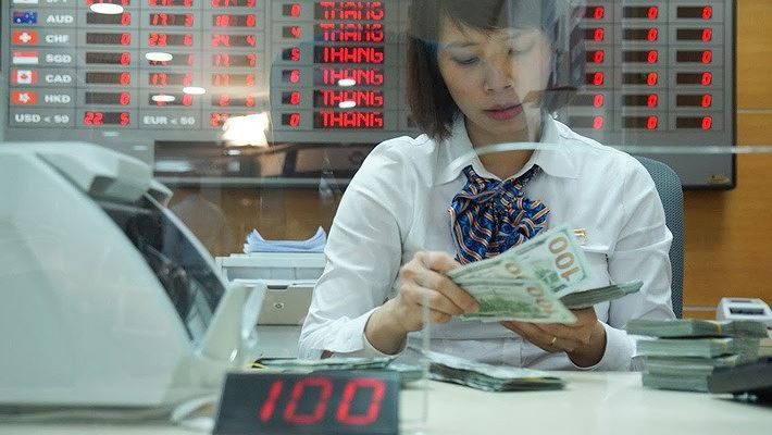 Đây là lần đầu tiên trong năm nhà điều hành thực hiện nghiệp vụ bán kỳ hạn ngoại tệ, tạo thêm lựa chọn cho thị trường với thông điệp "bảo hiểm" nguồn cung - Ảnh: Quang Phúc. 