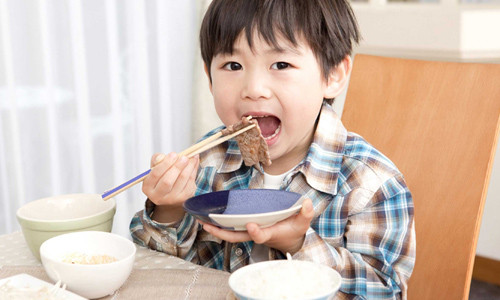 Đạm giúp cơ thể bé tăng trưởng tốt, hệ miễn dịch được củng cố (nguồn: hellobacsi.com)