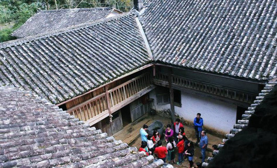 Du khách tham quan dinh thự "vua Mèo' - Ảnh: Huy Thanh