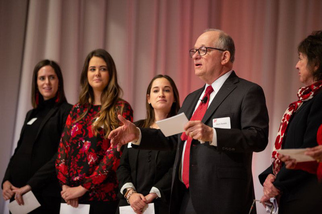 Ông Mark Baiada tặng số tiền 20 triệu USD cho 32.000 nhân viên để cảm ơn họ đã làm việc chăm chỉ. (Nguồn: Bayada Home Health Care)