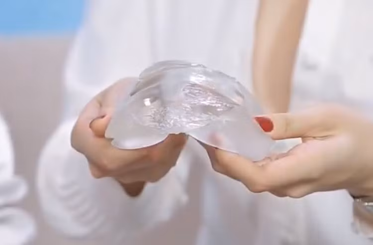 Túi ngực chất liệu gel được sử dụng là gel y tế kết dính và được bảo hành trọn đời.