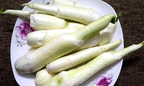 Củ niễng là một đặc sản nổi tiếng ở Nam Định, năm chỉ có một lần với thời gian kéo dài khoảng 1 tháng