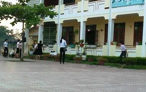 Các giáo viên trường Tiểu học Cảnh Hóa trong một buổi lao động dọn vệ sinh.