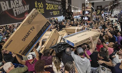 Khách hàng chen lấn để mua được tivi giá trẻ trong ngày Black Friday ở Mỹ. Ảnh: The Independent.