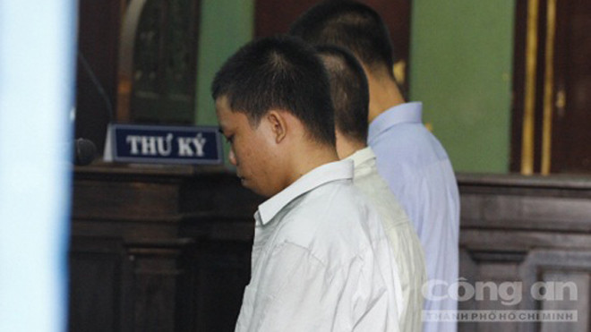 Ba bị cáo Xí, Nhã, Nhặn trước vành móng ngựa - Ảnh: Nhất Đăng