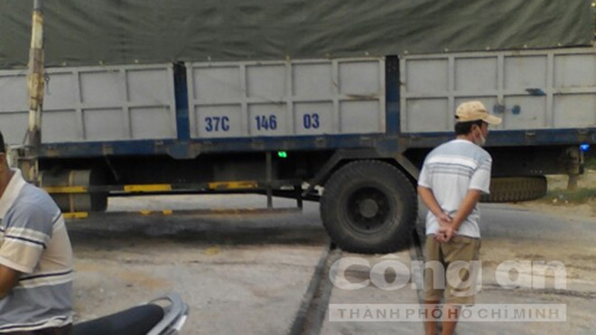Chiếc xe tải đang “án ngữ” trên đường ray