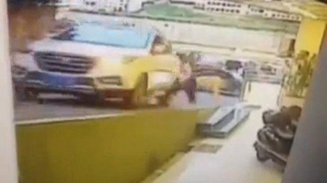 Lùi xe gây tai nạn liên hoàn