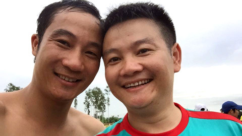 Quốc Vượng và Văn Quyến chụp chung tấm ảnh kỷ niệm 10 năm tái hợp