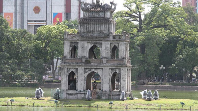 am thanh niên nhảy xuống Hồ Gươm và bơi ra Tháp Rùa đứng - Ảnh: Thanh Xuân