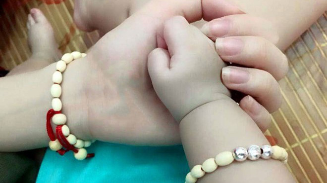 Vòng làm bằng gỗ cây dâu đang được nhiều người mua đeo cho trẻ nhỏ. Ảnh: NL.