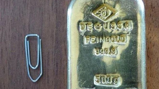 Thanh vàng mà cô gái nhặt được ở dưới đáy hồ Koenigssee. Ảnh: Bavaria Police