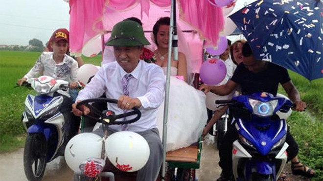 Chiếc "xe mui trần" chở cô dâu, chú trể nổi bật giữa đường quê trong ngày mưa