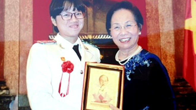 Đại úy Vân cùng Phó Chủ tịch nước Nguyễn Thị Doan trong một lần thay mặt Công an Khánh Hòa tham gia hội thao do Bộ Công an tổ chức tại Hà Nội. Ảnh: NVCC