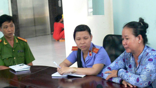 Công an và đại diện VKSND làm việc với người thân chị Hoa. Ảnh: Nhật Tân.