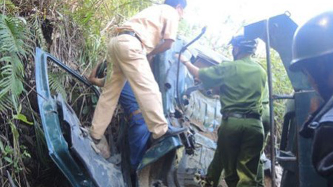 Lực lượng công an nỗ lực đưa tài xế ra khỏi cabin bẹp dúm như thế này