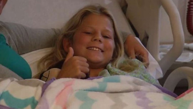 Bé Kaley tươi tỉnh cười nói sau khi phải khâu đến 90 mũi. (Ảnh: WJXT)