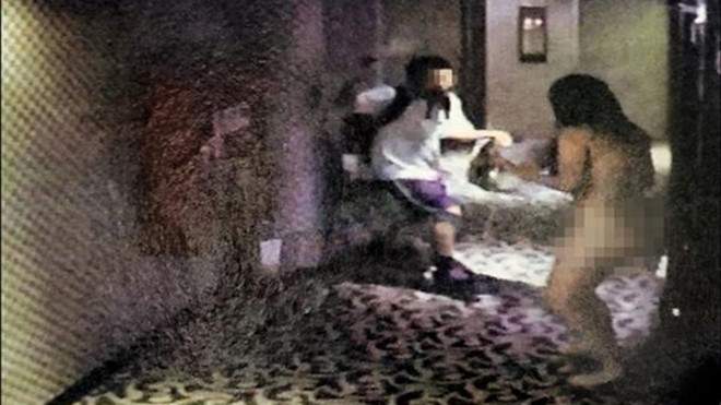 Shi vác dao đòi chém Dai để rửa sạch tội lỗi cho cô. Ảnh: Shanghaiist