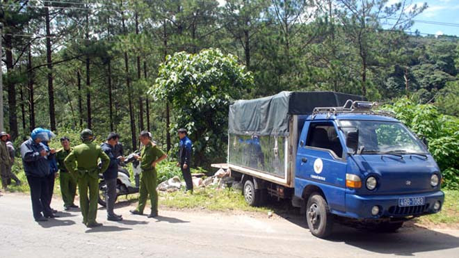 Bắt quả tang xe biển xanh đổ trộm rác thải