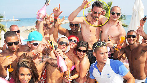 John Terry đã bị Michael McIndoe (khoanh tròn) lừa cho một vố đau mà không dám kêu