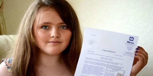 Nicole và giấy mời gia nhập tổ chức Mensa. Ảnh: Cosmopolitan.