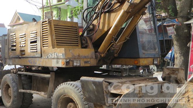 Chiếc máy xúc sau khi đã dập tắt lửa