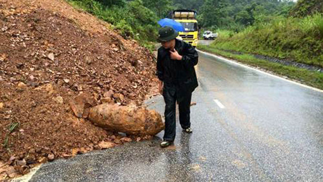Quả bom được phát hiện lẫn trong đất đá do sạt lở taluy dương mặt đường (Ảnh: otofun).
