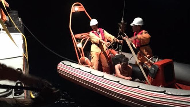 Cứu hai ngư dân chấn thương phức tạp ở Hoàng Sa