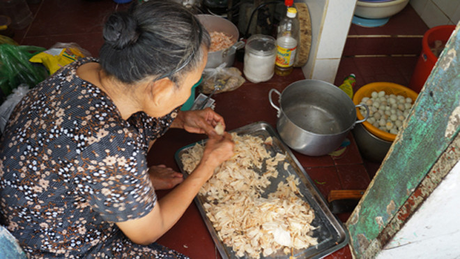 Chế biến món súp ngay cửa nhà vệ sinh. Ảnh: An Nguyên.