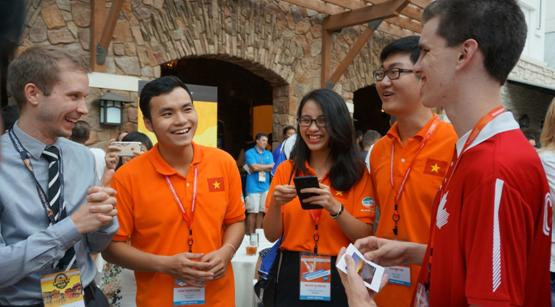 Đội tuyển Việt Nam vui vẻ nói chuyện cùng các bạn đến từ Canada