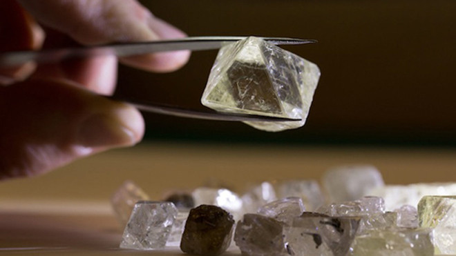 4 viên kim cương chưa qua chế tác "bốc hơi" sau khi ký gửi ở kho báu Gokhran. Ảnh: Moscow Times