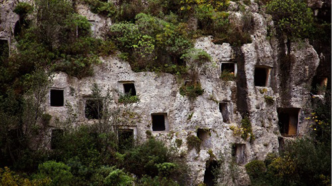 Một khu mộ ở nghĩa địa Pantalica. Ảnh: Carlo Columba/Flickr.