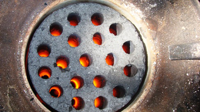 Sử dụng bếp than tổ ong là nguyên nhân gây ảnh hưởng nhiều đến cơ quan hô hấp như viêm phổi, viêm phế quản, hen suyễn, thậm chí nặng hơn có thể gây ra bệnh phổi tắc nghẽn, phù nề, ung thư thanh quản.