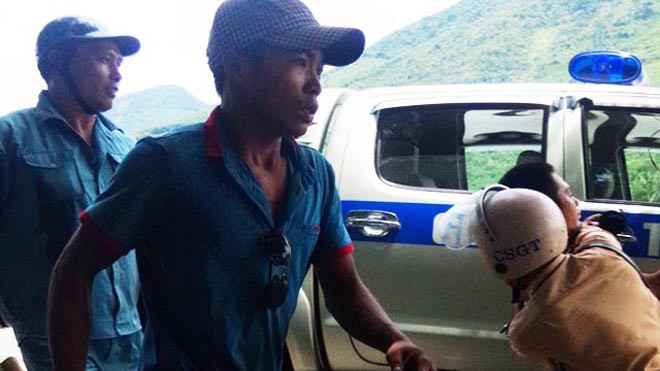 Một chiến sĩ CSGT đang quật ngã và khống chế một trong số những đối tượng côn đồ truy sát tài xế.